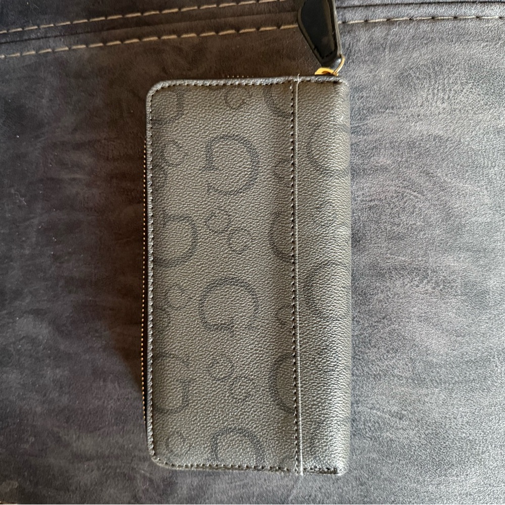 Guess Monogram Wallet - Picture 2 of 5